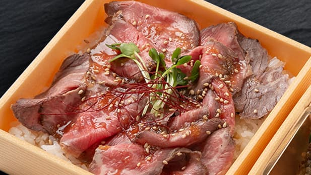 厳選牛ローストビーフと手作り惣菜の二段膳